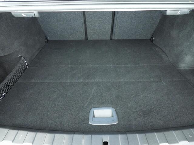 BMW 3-SERIE Sedan 320e | M-Sportpakket | LED | Navigatie | Sportstoelen | Lendensteunen | DAB | Hifi speakers | Alu 18 inch