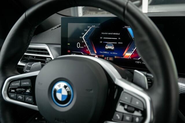 BMW 3-SERIE 330e xDrive M Sport LCI | Facelift | Shadow | Trekhaak | Widescreen | Hifi | Camera | 19' inch |