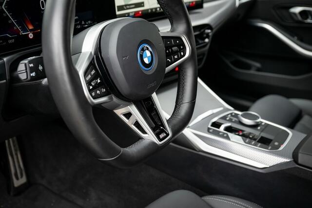 BMW 3-SERIE 330e xDrive M Sport LCI | Facelift | Shadow | Trekhaak | Widescreen | Hifi | Camera | 19' inch |