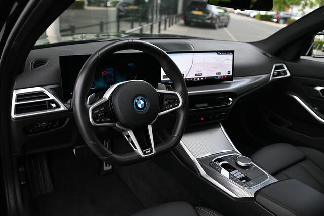 BMW 3-SERIE Touring 330e xDrive M Sport Automaat / Trekhaak / Panoramadak / Sportstoelen / Comfort Access / Adaptieve LED / Achteruitrijcamera