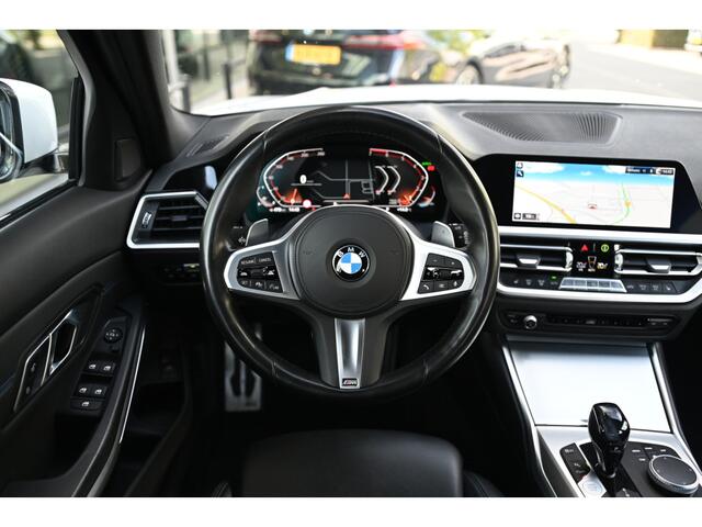 BMW 3-SERIE Touring 330i M Sport Automaat / Sportstoelen / Active Cruise Control / M Sportonderstel / Live Cockpit Professional / Stoelverwarming