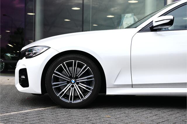 BMW 3-SERIE Touring 330i M Sport Automaat / Sportstoelen / Active Cruise Control / M Sportonderstel / Live Cockpit Professional / Stoelverwarming