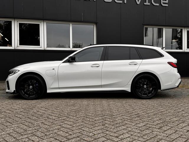 BMW 3-SERIE Touring 330e High Executive M-sport/Pano/Head-up/trekh/Laserlicht/Elek stoelen