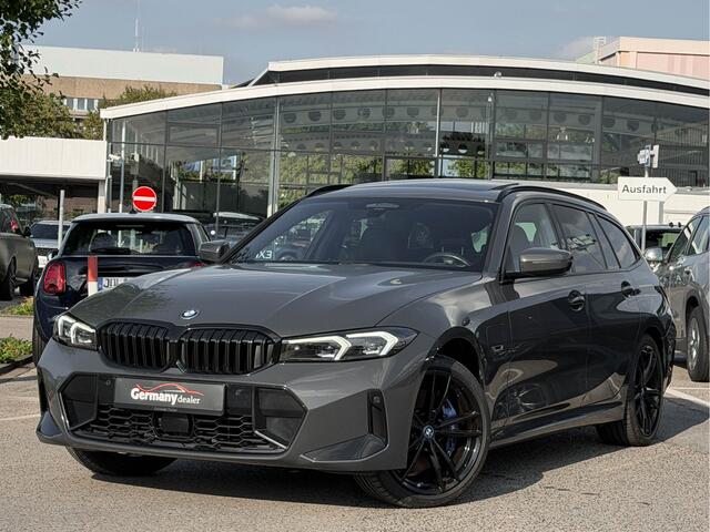 BMW 3-SERIE Touring 330e xDrive 292pk M-Sport+Pro Schaalstoelen Dravit Pano Trekhaak 19-inch