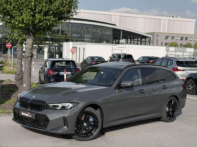 BMW 3-SERIE Touring 330e xDrive 292pk M-Sport+Pro Schaalstoelen Dravit Pano Trekhaak 19-inch
