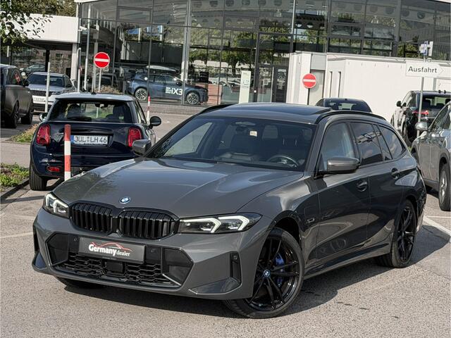 BMW 3-SERIE Touring 330e xDrive 292pk M-Sport+Pro Schaalstoelen Dravit Pano Trekhaak 19-inch