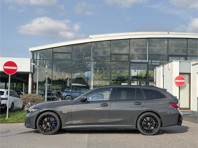 BMW 3-SERIE Touring 330e xDrive 292pk M-Sport+Pro Schaalstoelen Dravit Pano Trekhaak 19-inch