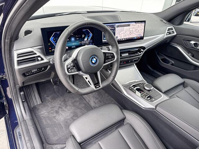 BMW 3-SERIE Touring 330e M-Sport / Glazen Schuifdak / 18'' / Stoelverwarming / Apple Carplay