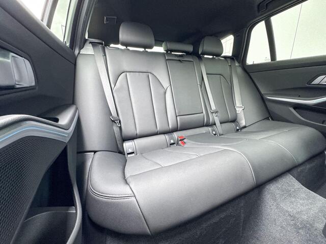 BMW 3-SERIE Touring 330e M-Sport / Glazen Schuifdak / 18'' / Stoelverwarming / Apple Carplay