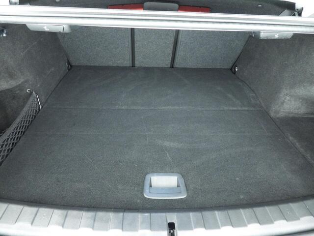 BMW 3-SERIE Sedan 320e | M-Sportpakket | LED | Navigatie | Trekhaak | Stoelverwarming | DAB | Alu 18 inch