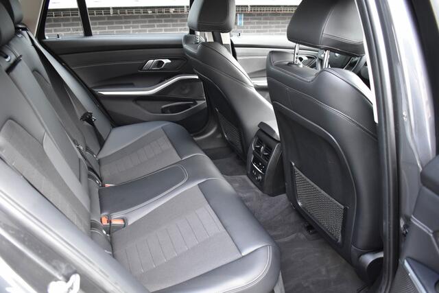 BMW 3-SERIE Touring 330i High Executive Aut. | Sfeerverl | Stoelverwarming | Navi | Deal. OH