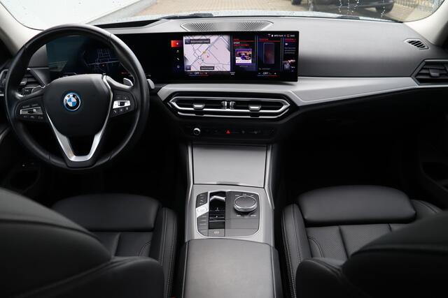 BMW 3-SERIE Touring 320e PHEV | Leder | Pano | HUD | 360 | Elek. Trekhaak | Memory