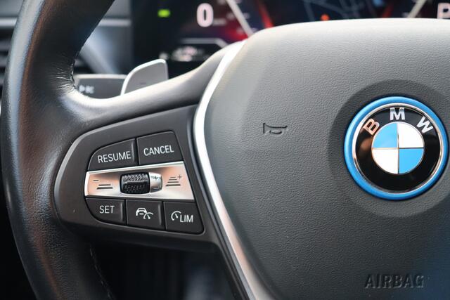 BMW 3-SERIE Touring 320e PHEV | Leder | Pano | HUD | 360 | Elek. Trekhaak | Memory