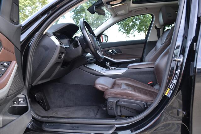 BMW 3-SERIE Touring 320e Panoramadak | Laserlicht | Sportstoel | Leer | Stoelverw. | Achteruitrijcamera |