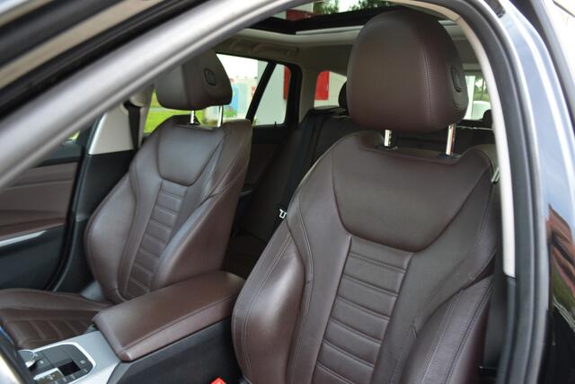 BMW 3-SERIE Touring 320e Panoramadak | Laserlicht | Sportstoel | Leer | Stoelverw. | Achteruitrijcamera |