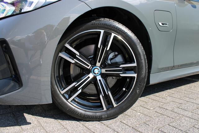 BMW 3-SERIE 330e M Sport Automaat / Sportstoelen / Active Cruise Control / Stoelverwarming / Harman Kardon