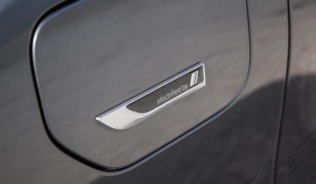 BMW 3-SERIE Touring 330e High Executive LED / DEALER ONDERHOUDEN / CAMERA / CARPLAY / PHEV