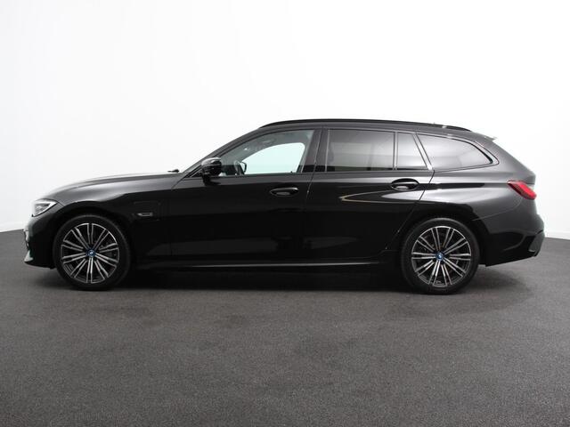 BMW 3-SERIE Touring 330e xDrive 292 PK 4WD M Sport Climate Control Stoel Stuurverwarming Full LED 18" Velgen Navigatie Prof Carplay/Android Auto PDC VA Trekhaak Elektrisch Sensatec