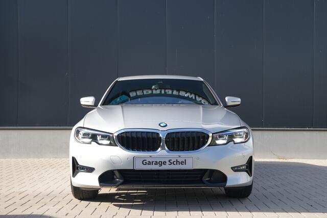 BMW 3-SERIE 320i Executive Edition - Stoelverwarming - HUD - LED - Navi - Cruise - PDC - Klimaat Achter - Rijklaar