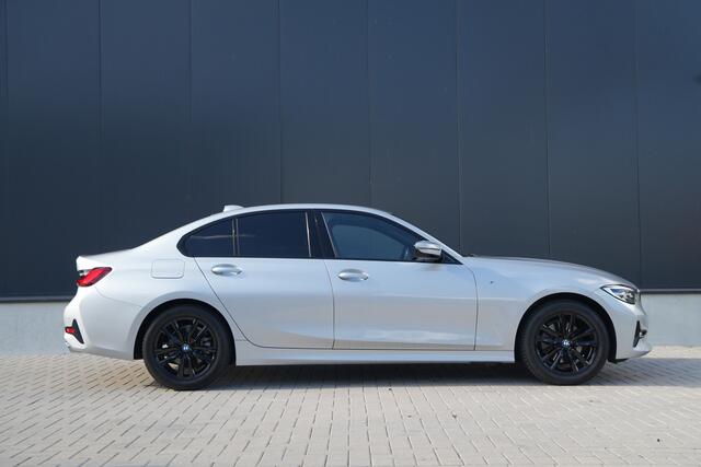 BMW 3-SERIE 320i Executive Edition - Stoelverwarming - HUD - LED - Navi - Cruise - PDC - Klimaat Achter - Rijklaar