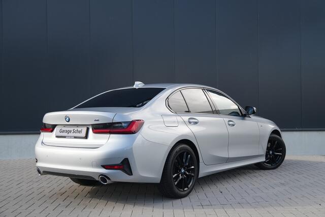 BMW 3-SERIE 320i Executive Edition - Stoelverwarming - HUD - LED - Navi - Cruise - PDC - Klimaat Achter - Rijklaar