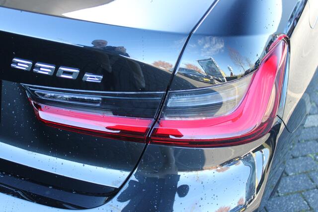 BMW 3-SERIE 330e M Sport Automaat / Schuif-kanteldak / Trekhaak / Sportstoelen / Achteruitrijcamera / Comfort Access / Parking Assistant / Stoelverwarming