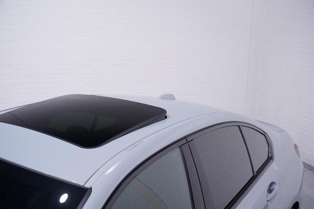 BMW 3-SERIE 330e M Sport Head up Schuifdak Camera Memory Shadowline 20 Inch Apple Carplay Travelpakket
