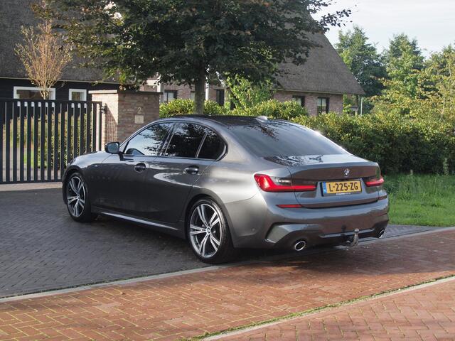 BMW 3-SERIE 318i Business Edition | M-Pakket | Panoramadak | Trekhaak | Camera | Sfeerverlichting | Sportstoelen | NL-Auto |