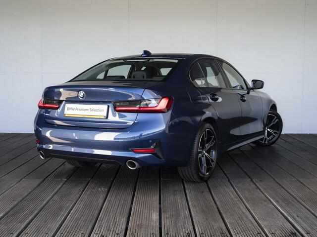 BMW 3-SERIE Sedan 318i | LED | Navigatie | Sportstoelen | Clima | Shadow line | DAB | Hifi speakers | 18 inch