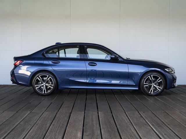 BMW 3-SERIE Sedan 318i | LED | Navigatie | Sportstoelen | Clima | Shadow line | DAB | Hifi speakers | 18 inch