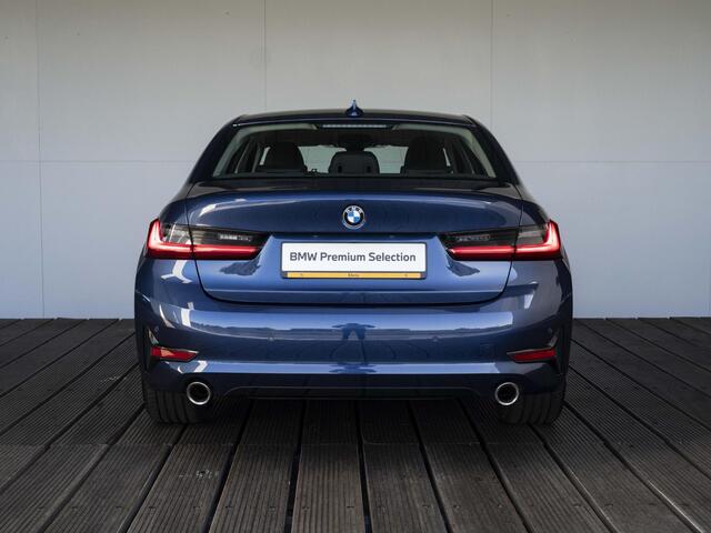 BMW 3-SERIE Sedan 318i | LED | Navigatie | Sportstoelen | Clima | Shadow line | DAB | Hifi speakers | 18 inch