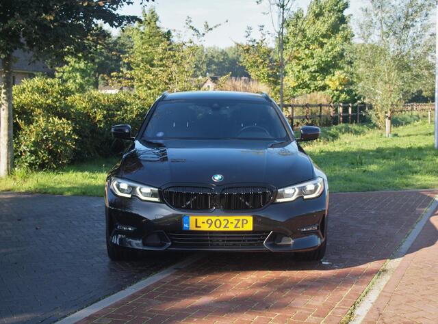 BMW 3-SERIE Touring 318i Business Edition Plus | Trekhaak | Camera | LED-Laser | Sfeerverlichting | Apple Carplay | NL-Auto |