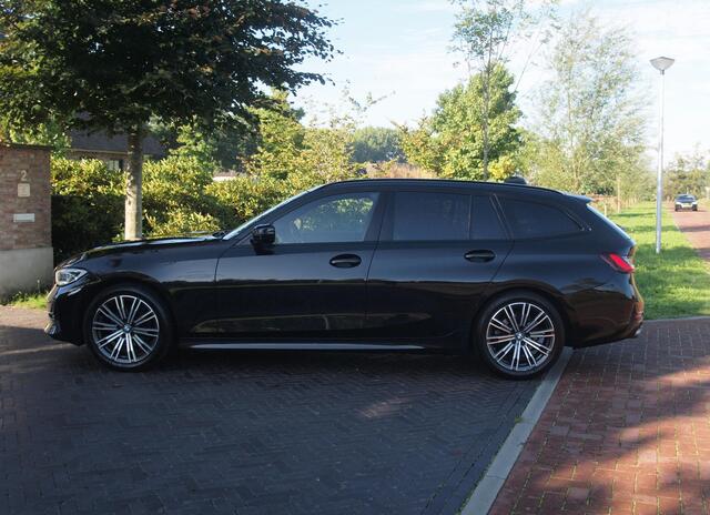 BMW 3-SERIE Touring 318i Business Edition Plus | Trekhaak | Camera | LED-Laser | Sfeerverlichting | Apple Carplay | NL-Auto |