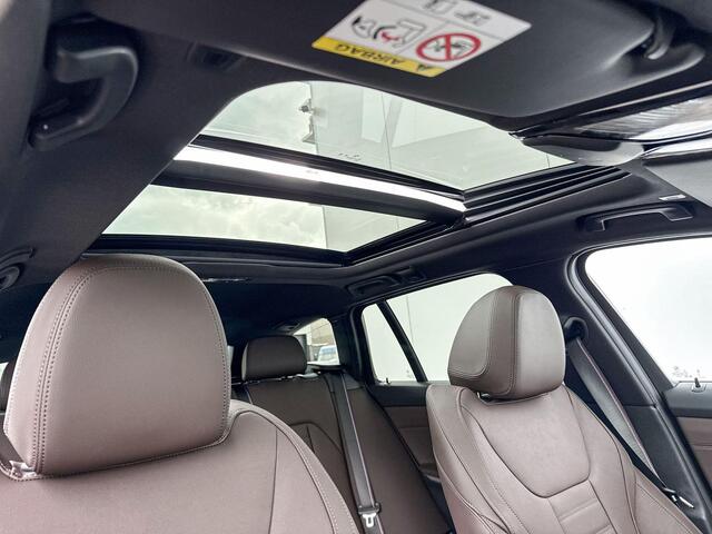 BMW 3-SERIE Touring 330e M-Sport Pro / Active Cruise Controle / Head Up Display / Glazen Schuifdak / Harman Kardon Audio / Driving Assistant / Stuurwielrandverwarming / 19 '' / Individual kleur