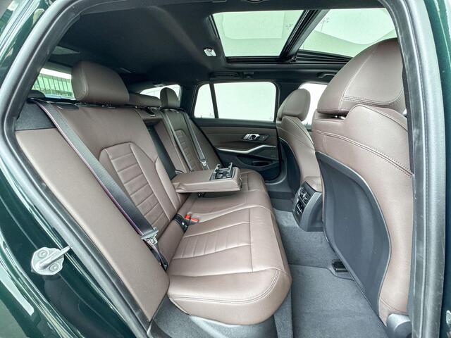 BMW 3-SERIE Touring 330e M-Sport Pro / Active Cruise Controle / Head Up Display / Glazen Schuifdak / Harman Kardon Audio / Driving Assistant / Stuurwielrandverwarming / 19 '' / Individual kleur