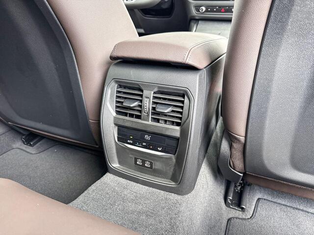 BMW 3-SERIE Touring 330e M-Sport Pro / Active Cruise Controle / Head Up Display / Glazen Schuifdak / Harman Kardon Audio / Driving Assistant / Stuurwielrandverwarming / 19 '' / Individual kleur