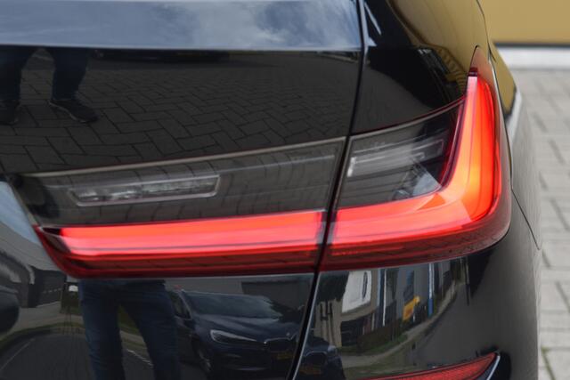 BMW 3-SERIE Touring 330i High Exe * M-Sport * Panoramadak * Head-up * Sfeerverlichting * Camera *