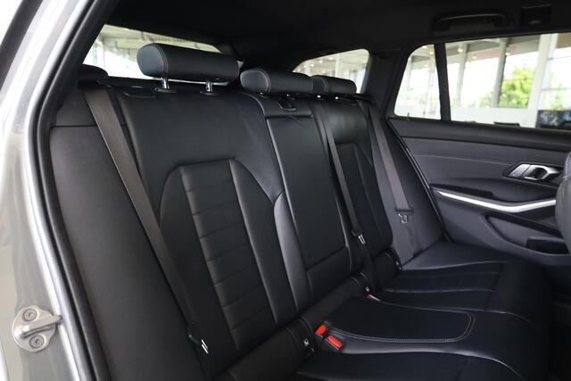 BMW 3-SERIE Touring 320i M Sportpakket | 19 inch | Hi-Fi | Elektrische Trekhaak | Stoelverwarming