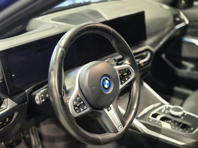 BMW 3-SERIE Touring 330e xDrive M-Sport | Panorama | HUD | Full optie