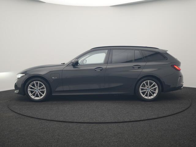 BMW 3-SERIE Touring 320e Facelift 204pk PHEV Dealer O.H. | Dravitgrau metallic | Head Up | Camera | Widescreen Navi | Stoelverwarming | Apple Carplay | Blis | Adaptive LED | Park Assist | DAB | Plug In Hybrid |