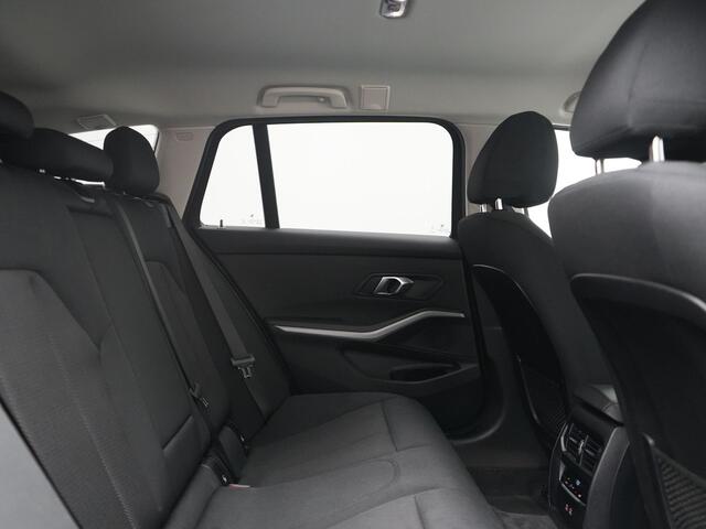 BMW 3-SERIE Touring 320e Facelift 204pk PHEV Dealer O.H. | Dravitgrau metallic | Head Up | Camera | Widescreen Navi | Stoelverwarming | Apple Carplay | Blis | Adaptive LED | Park Assist | DAB | Plug In Hybrid |