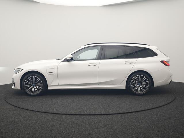 BMW 3-SERIE Touring 320e xDrive M Sport PHEV Dealer O.H. | Camera | Alcantara Sportstoelen & Stuur Verwarmd | Sfeerverlichting | Keyless | Blis | Apple Carplay | Navigatie | DAB | 18"L.M | Plug In Hybrid |