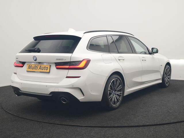 BMW 3-SERIE Touring 320e xDrive M Sport PHEV Dealer O.H. | Camera | Alcantara Sportstoelen & Stuur Verwarmd | Sfeerverlichting | Keyless | Blis | Apple Carplay | Navigatie | DAB | 18"L.M | Plug In Hybrid |