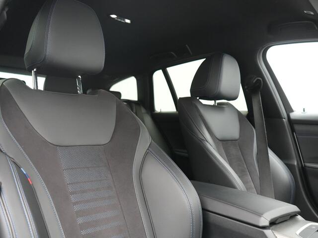 BMW 3-SERIE Touring 320e xDrive M Sport PHEV Dealer O.H. | Camera | Alcantara Sportstoelen & Stuur Verwarmd | Sfeerverlichting | Keyless | Blis | Apple Carplay | Navigatie | DAB | 18"L.M | Plug In Hybrid |