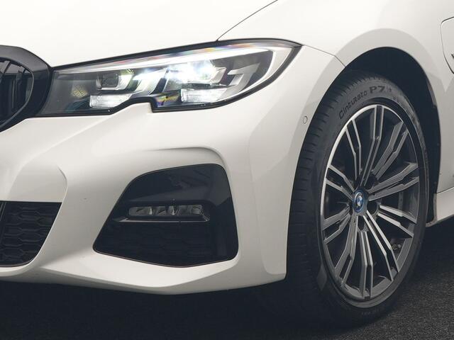 BMW 3-SERIE Touring 320e xDrive M Sport PHEV Dealer O.H. | Camera | Alcantara Sportstoelen & Stuur Verwarmd | Sfeerverlichting | Keyless | Blis | Apple Carplay | Navigatie | DAB | 18"L.M | Plug In Hybrid |