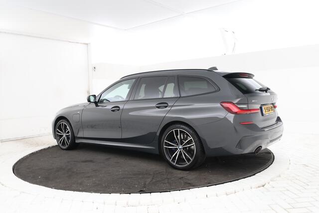 BMW 3-SERIE Touring 330e xDrive High Executive Panorama, M-Pakket, Trekhaak!
