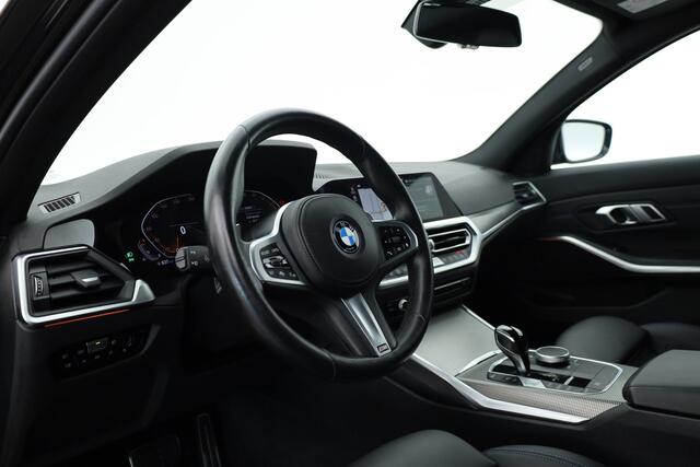 BMW 3-SERIE Touring 320i M Sport | Rijklaar! | Dig. Cockpit | Stoelverw. | Adapt. Cruise | PDC | Nav+App.Connect | Sfeerverl. | Climate | E-Klep | LED | 18'' V