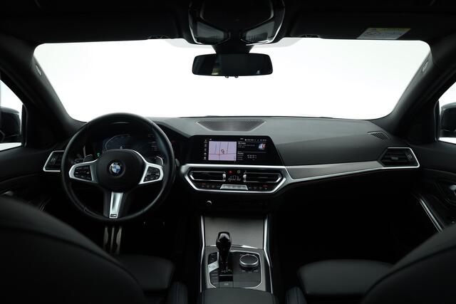 BMW 3-SERIE Touring 320i M Sport | Rijklaar! | Dig. Cockpit | Stoelverw. | Adapt. Cruise | PDC | Nav+App.Connect | Sfeerverl. | Climate | E-Klep | LED | 18'' V