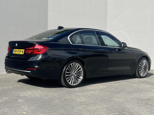 BMW 3-SERIE 320i Luxury Edition / Dealer Onderhouden / Schuif-Kantel Dak / DAB / 19" Lichtmetalen Sport Velgen / Led Koplampen / Cruise Control / HiFi Audio / Parkeersensoren Voor&Achter / Full-Map Navigatie /