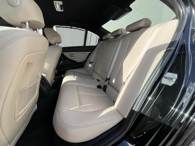 BMW 3-SERIE 320i Luxury Edition / Dealer Onderhouden / Schuif-Kantel Dak / DAB / 19" Lichtmetalen Sport Velgen / Led Koplampen / Cruise Control / HiFi Audio / Parkeersensoren Voor&Achter / Full-Map Navigatie /